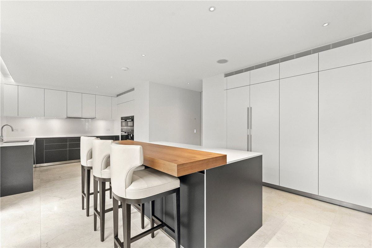 4 bedroom flat, Chelsea Manor Street, Chelsea SW3 - Available