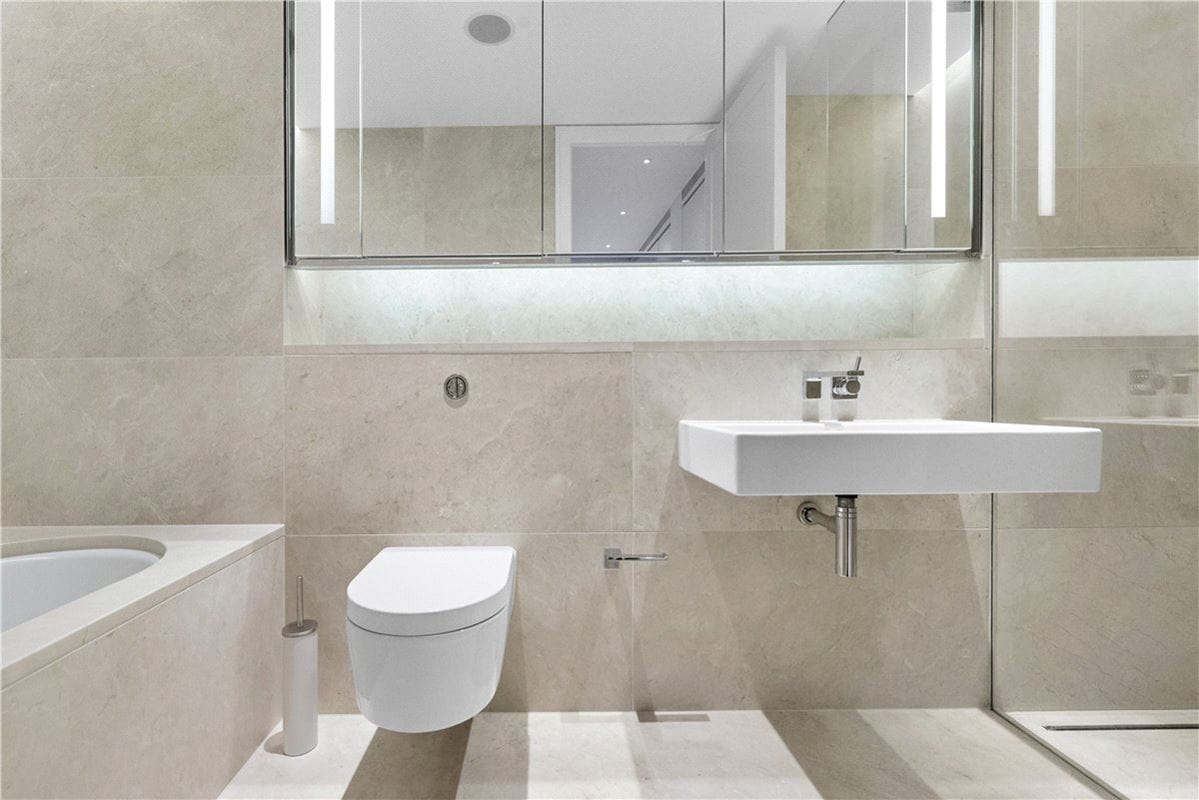 4 bedroom flat, Chelsea Manor Street, Chelsea SW3 - Available