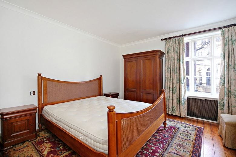 1 bedroom flat, Chesterfield House, Chesterfield Gardens W1J - Available