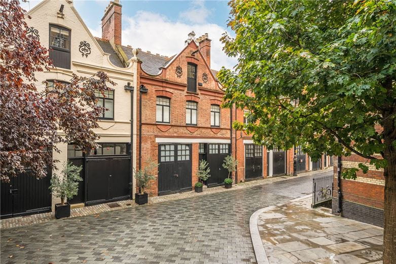 3 bedroom house, Bourdon Street, Mayfair W1K - Available