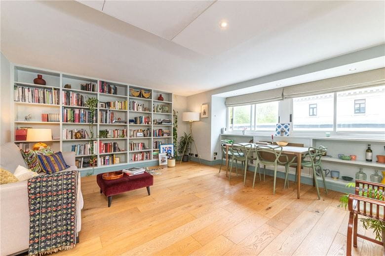 2 bedroom flat, Ennismore Gardens, London SW7 - Available