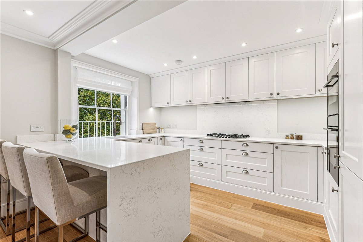 2 bedroom flat, Warwick Square, London SW1V - Available