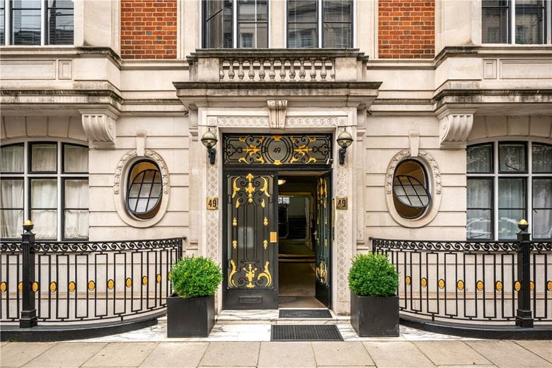 2 bedroom flat, Hallam Street, London W1W - Available