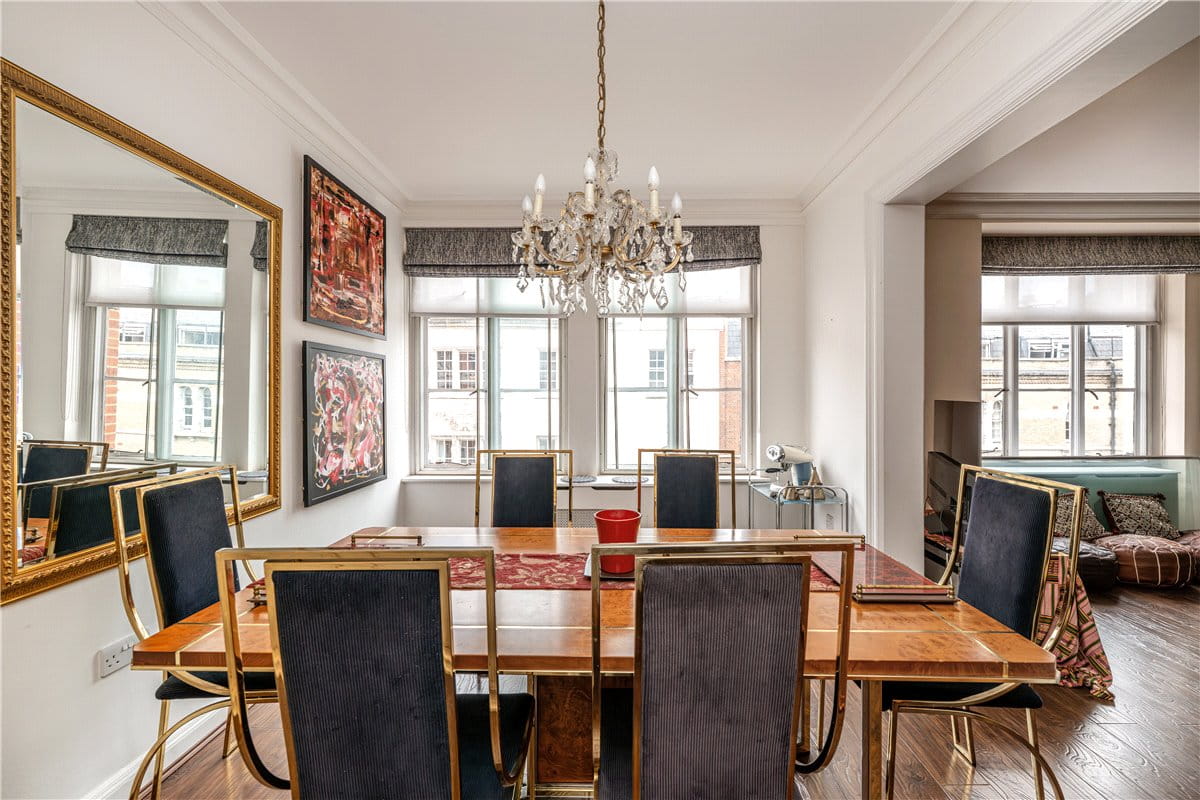 2 bedroom flat, Hallam Street, London W1W - Available