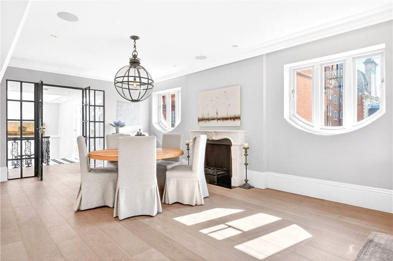 3 bedroom flat, Tavistock Street, London WC2E - Available