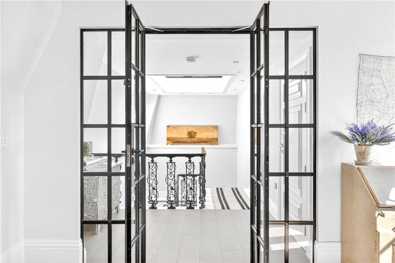 3 bedroom flat, Tavistock Street, London WC2E - Available