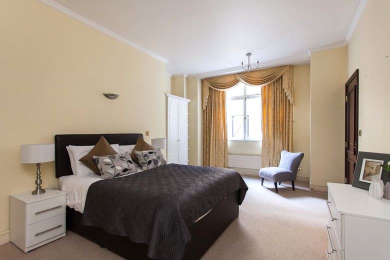 2 bedroom flat, Mansfield Street, London W1G - Available