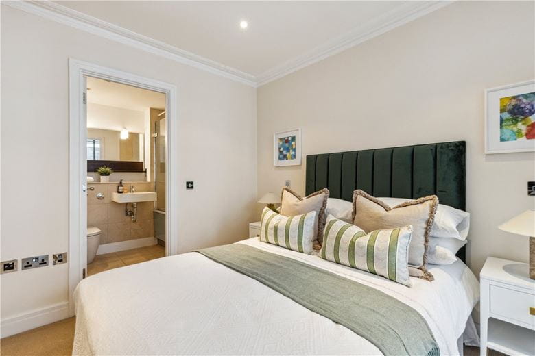 2 bedroom flat, Tavistock Street, Covent Garden WC2E - Available