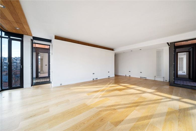 3 bedroom flat, Davies Street, London W1K - Available