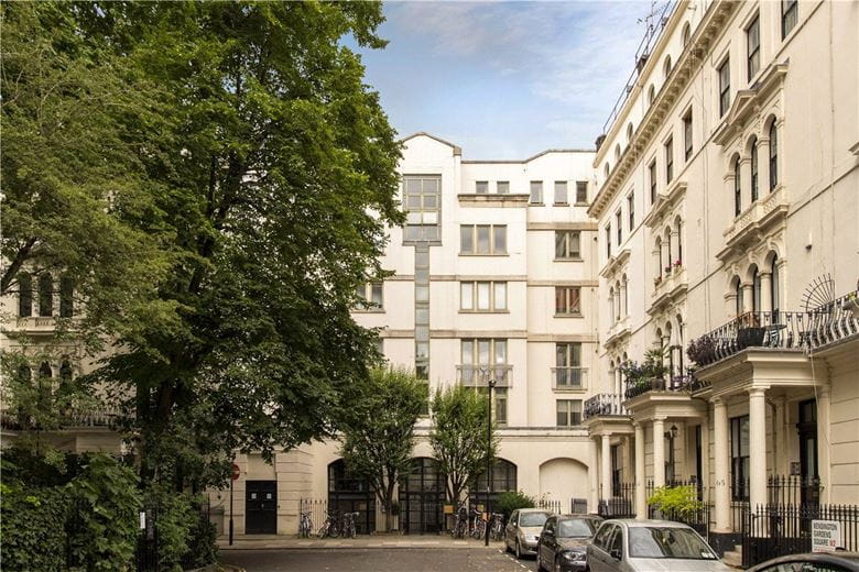 2 bedroom flat, Kensington Gardens Square, Bayswater W2 - Available