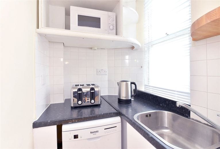 2 bedroom flat, Hill Street, Mayfair W1J - Available