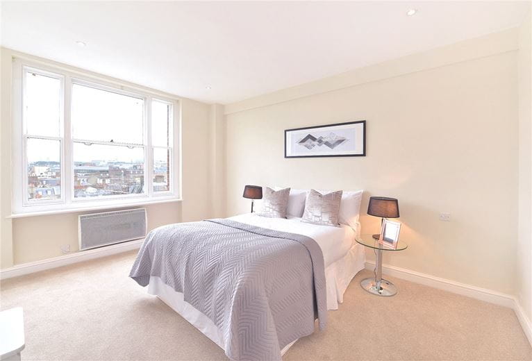 2 bedroom flat, Hill Street, Mayfair W1J - Available