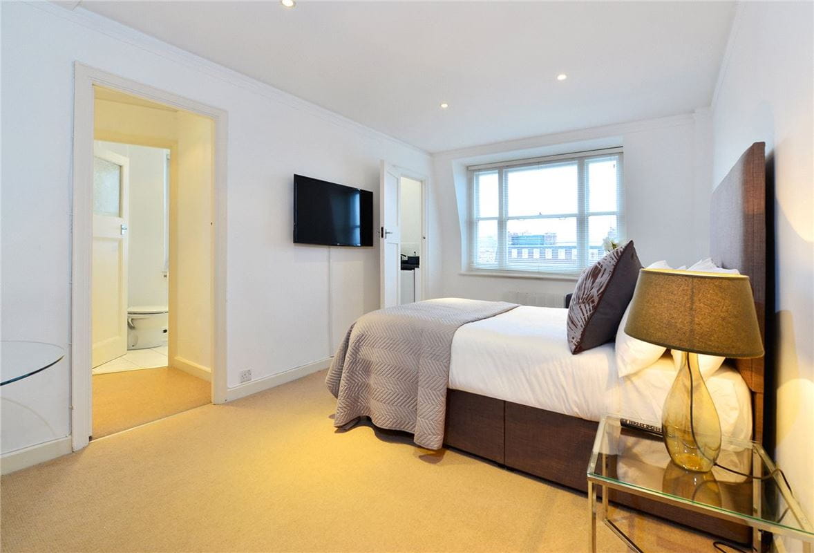  bedroom flat, Hill Street, Mayfair W1J - Available