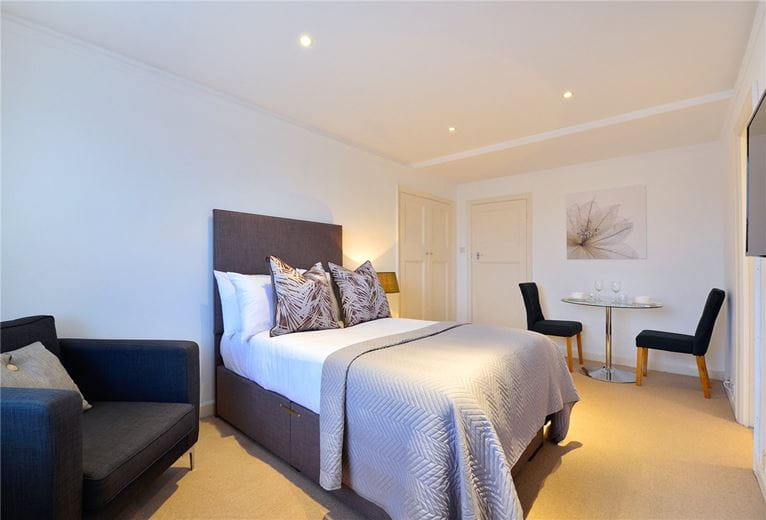  bedroom flat, Hill Street, Mayfair W1J - Available