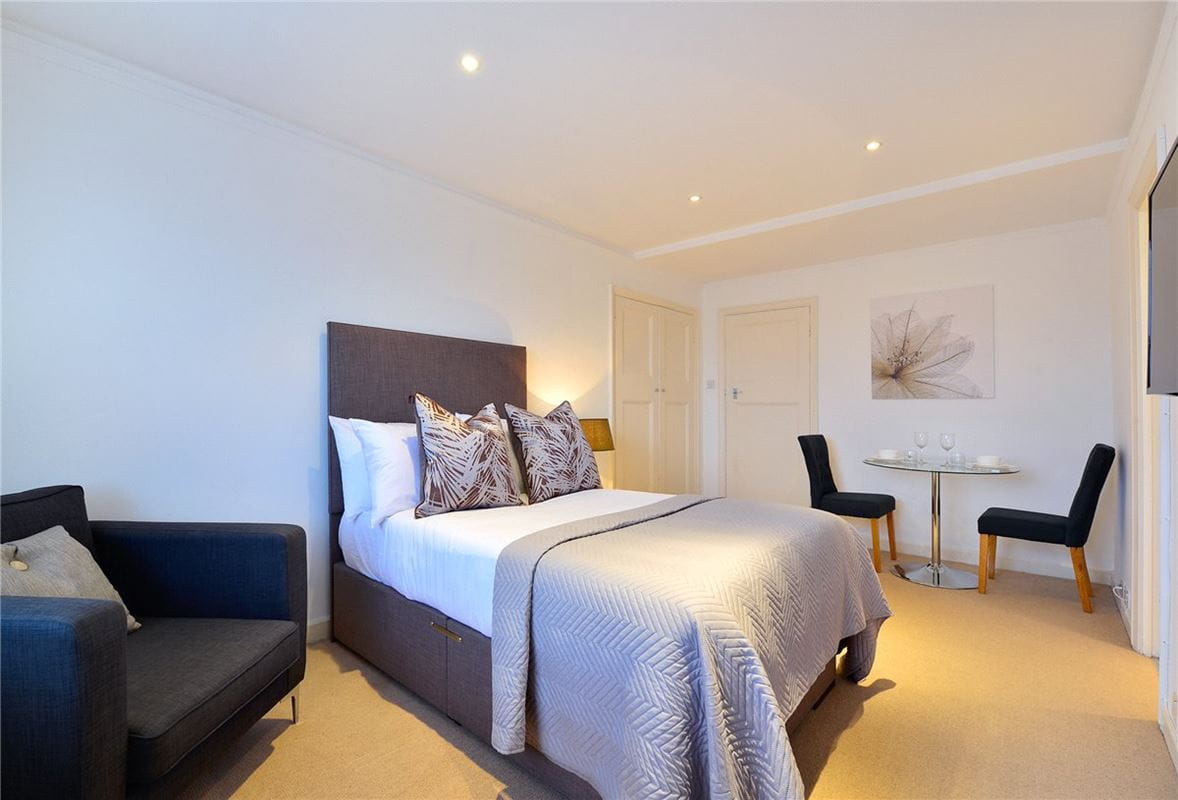  bedroom flat, Hill Street, Mayfair W1J - Available