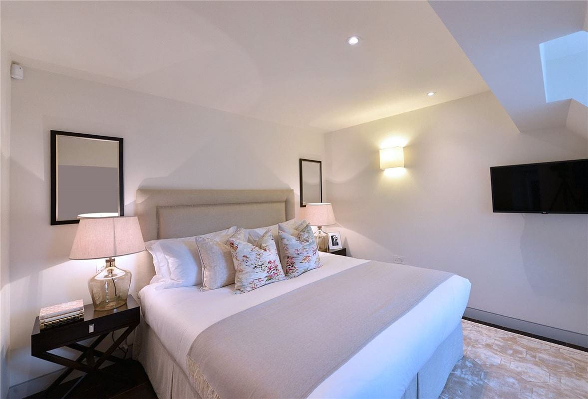 2 bedroom flat, Duke Street, Mayfair W1K - Available