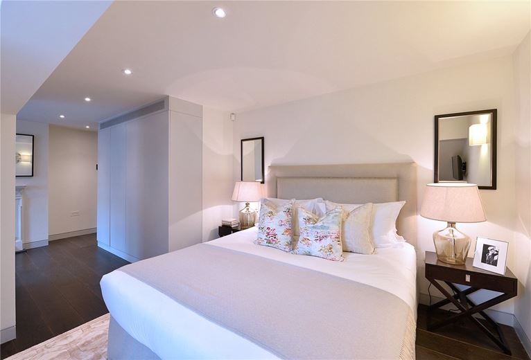 2 bedroom flat, Duke Street, Mayfair W1K - Available
