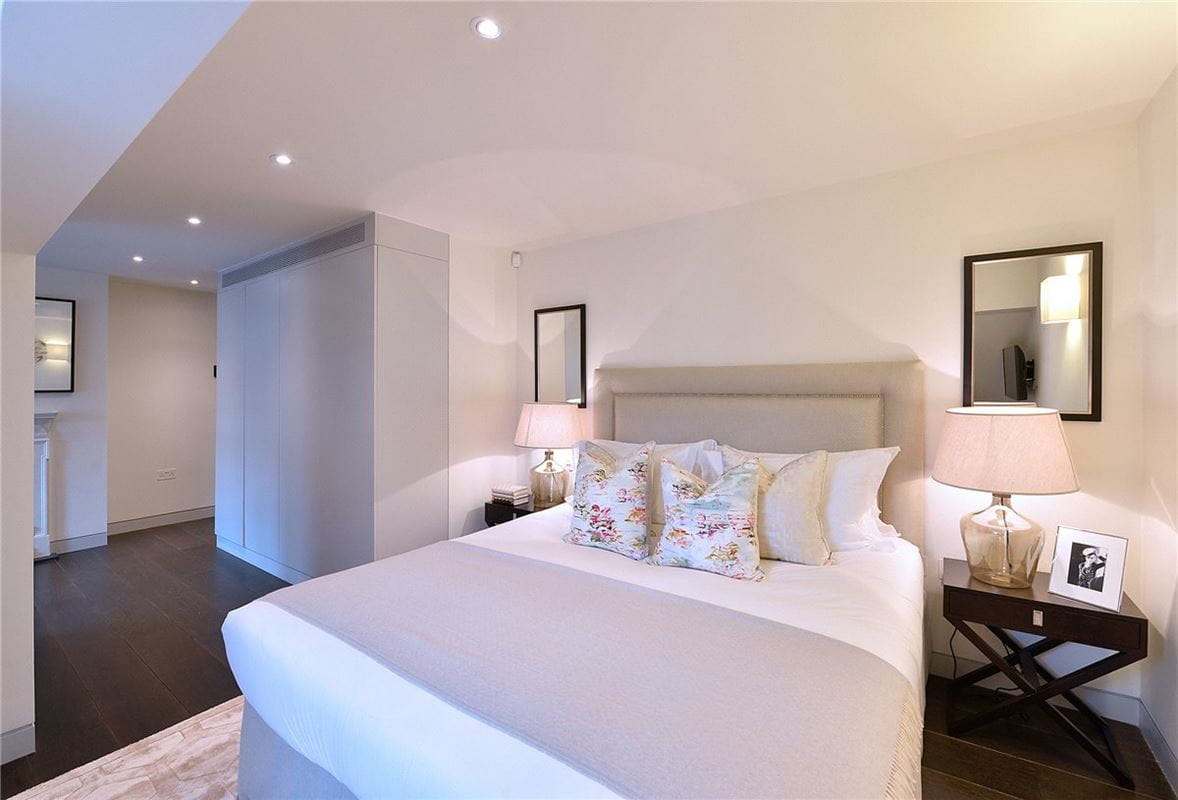 2 bedroom flat, Duke Street, Mayfair W1K - Available