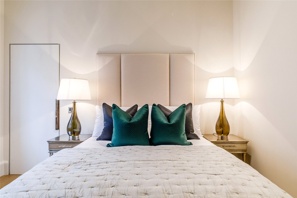 3 bedroom flat, Duke Street, Mayfair W1K - Available