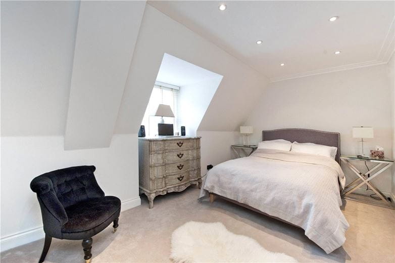 1 bedroom flat, Grosvenor Hill, Mayfair W1K - Available