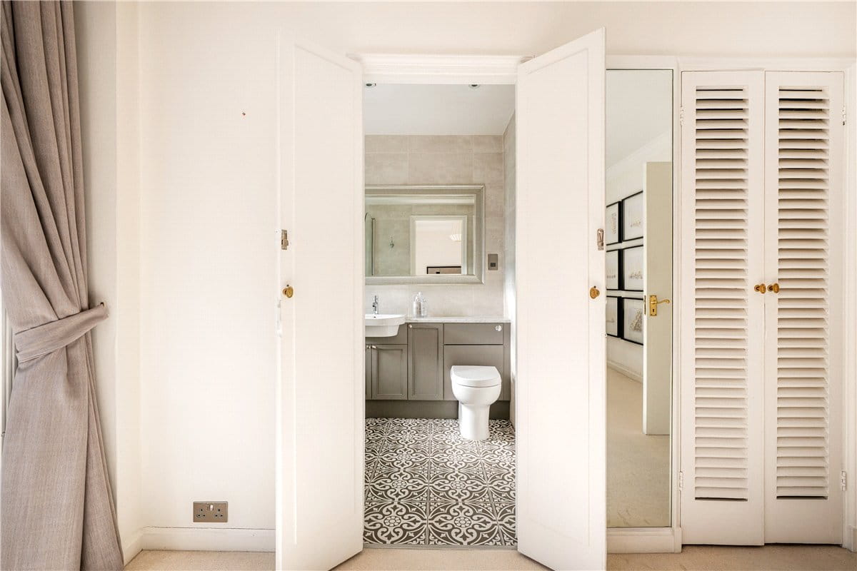 2 bedroom flat, Reeves Mews, Mayfair W1K - Available