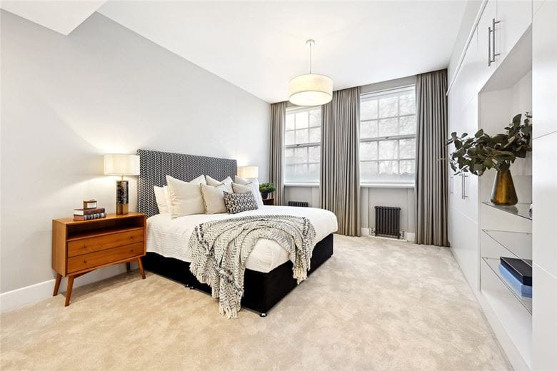2 bedroom flat, Grosvenor Square, Mayfair W1K - Available