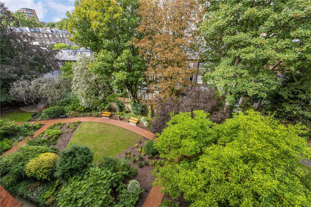 3 bedroom flat, St Georges Court, Gloucester Road SW7 - Available