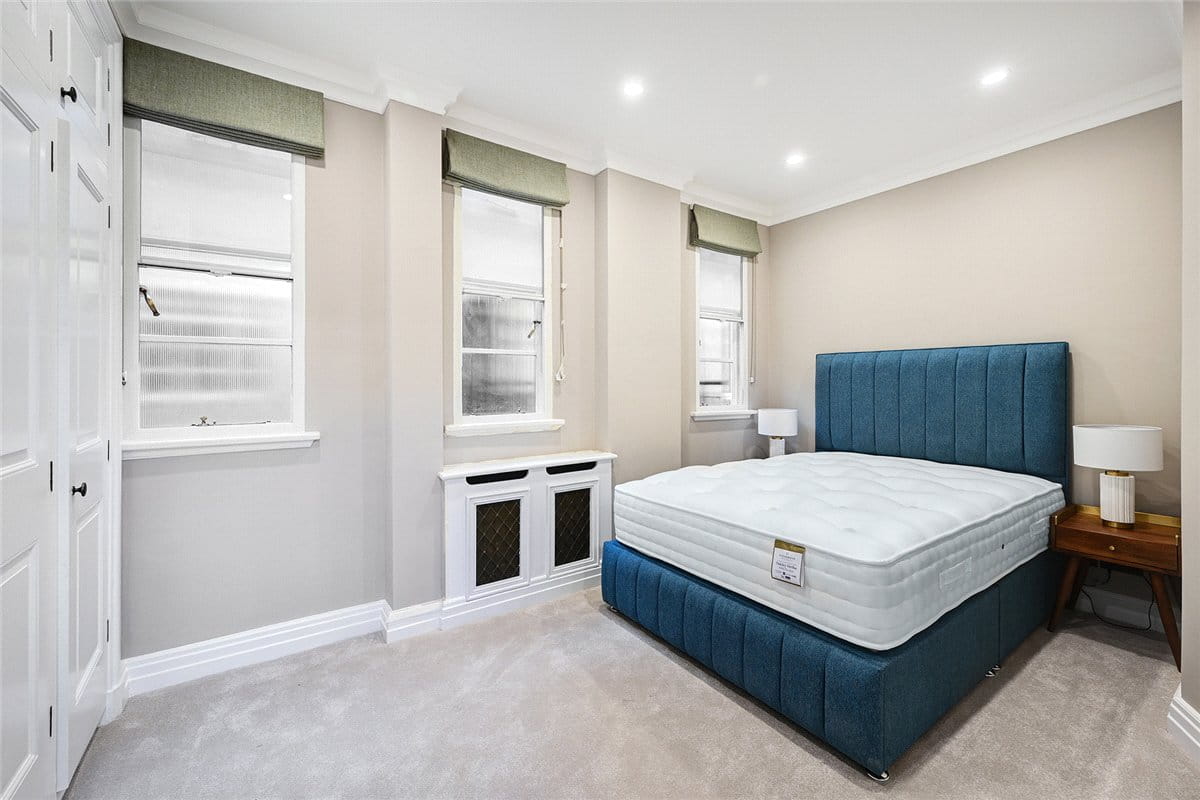 3 bedroom flat, Grosvenor Square, Mayfair W1K - Available