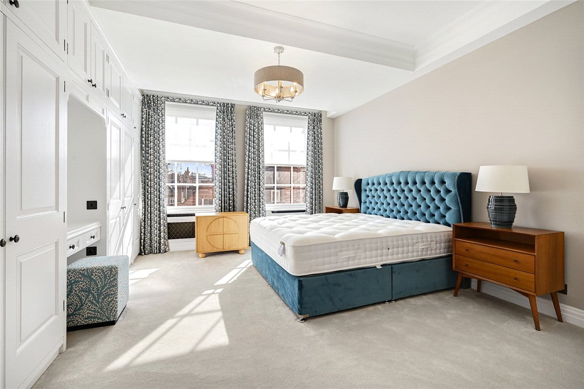 3 bedroom flat, Grosvenor Square, Mayfair W1K - Available