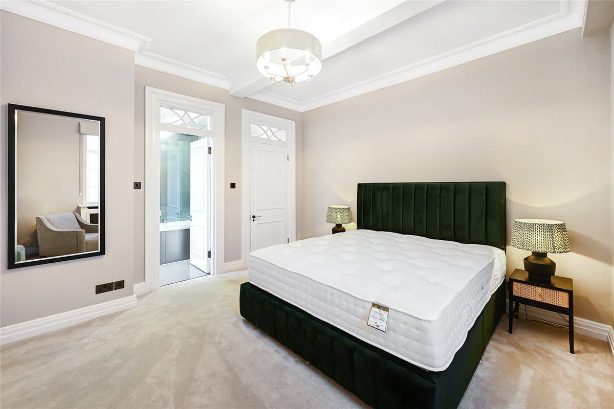 3 bedroom flat, Grosvenor Square, Mayfair W1K - Available