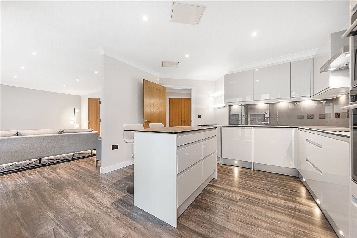 2 bedroom flat, Canal Boulevard, Camden NW1