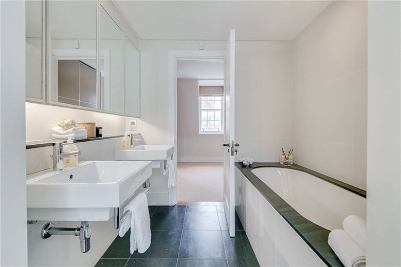 3 bedroom flat, Park Street, Mayfair W1K - Available
