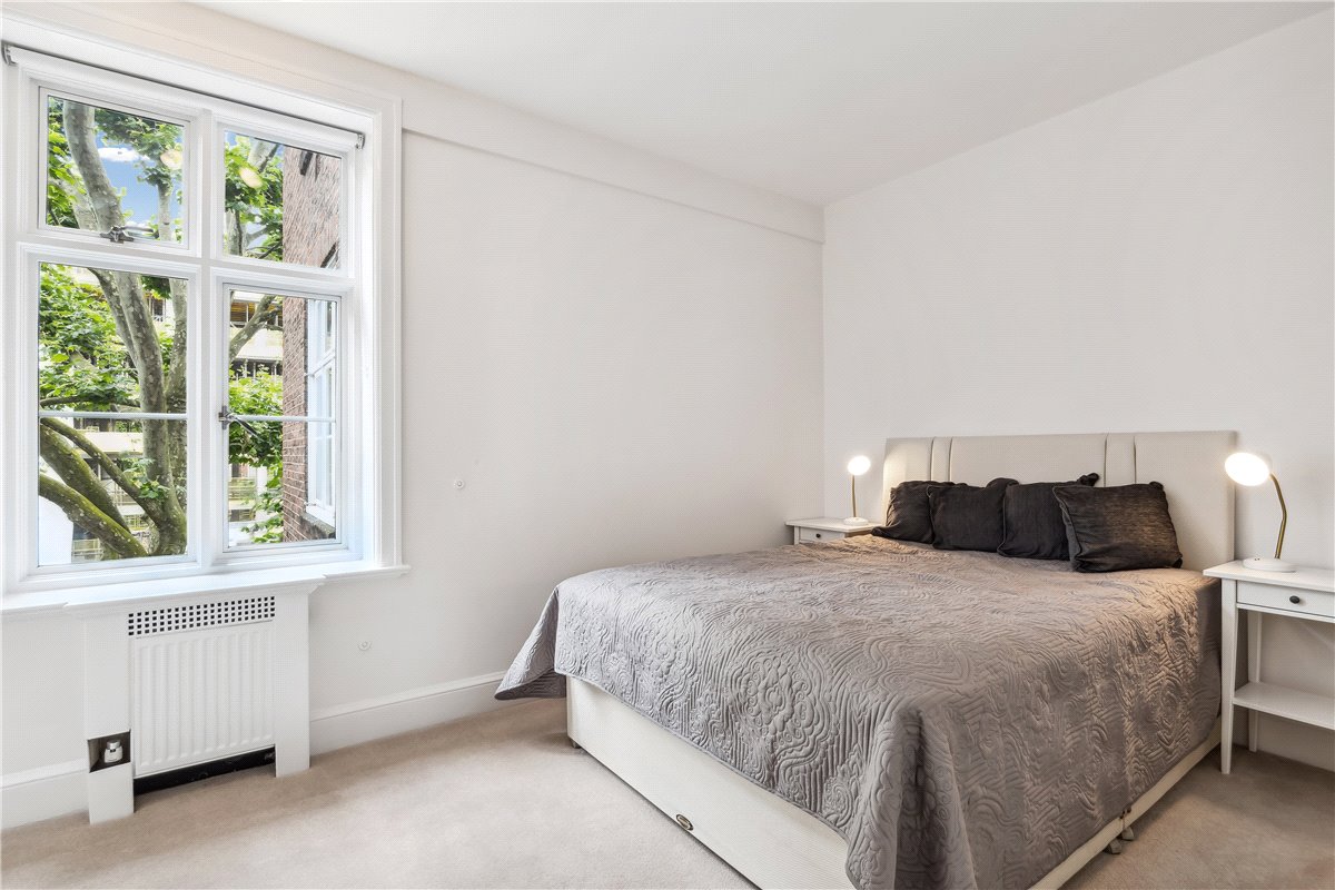 2 bedroom flat, Chesterfield Gardens, Mayfair W1J