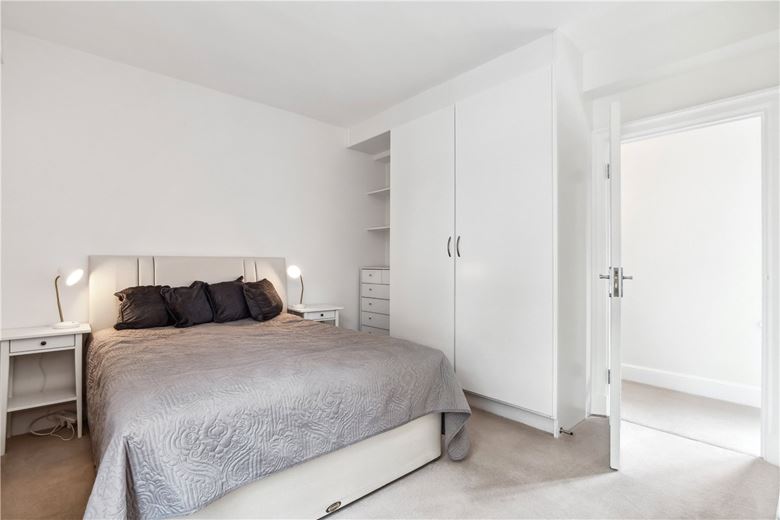 2 bedroom flat, Chesterfield Gardens, Mayfair W1J