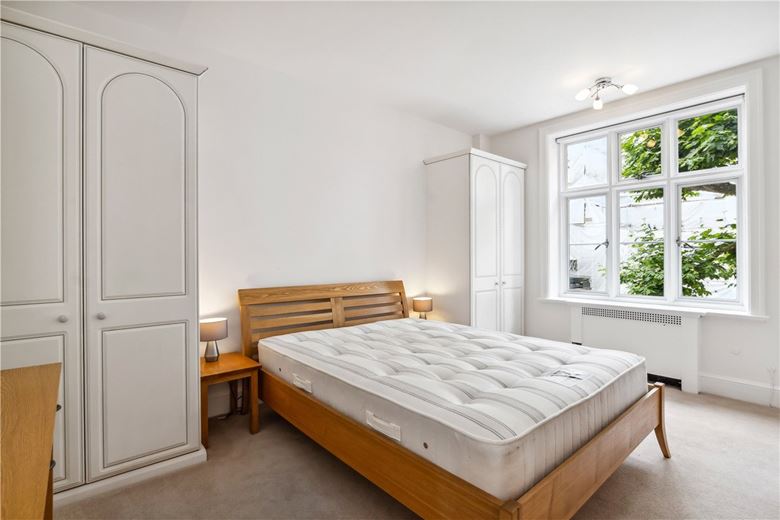 2 bedroom flat, Chesterfield Gardens, Mayfair W1J