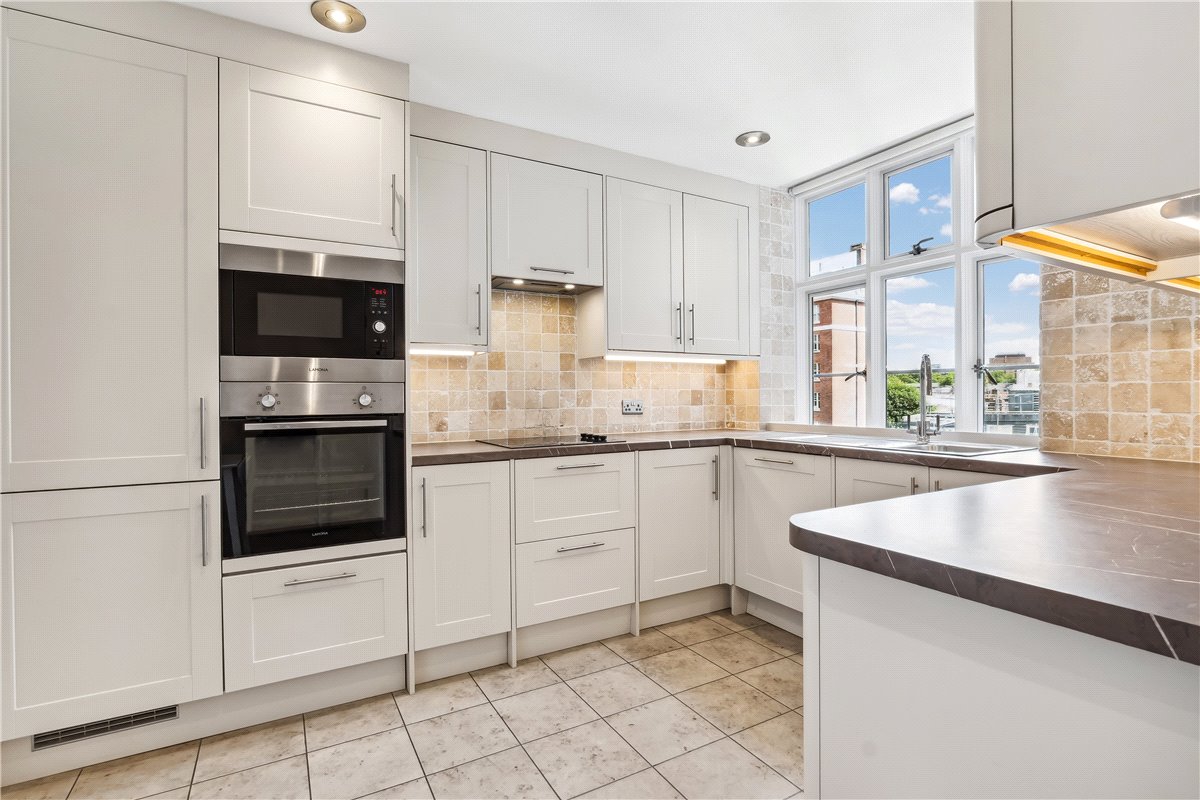 2 bedroom flat, Chesterfield Gardens, Mayfair W1J