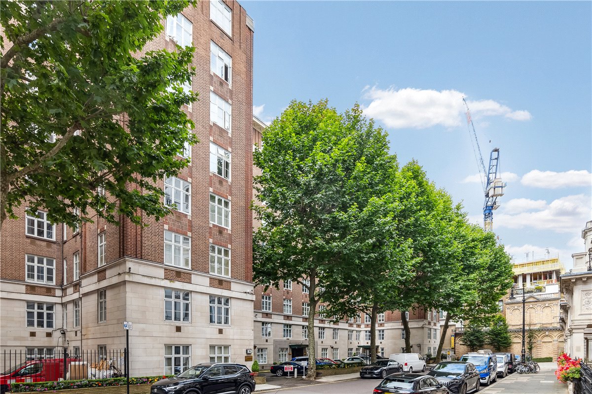 2 bedroom flat, Chesterfield Gardens, Mayfair W1J