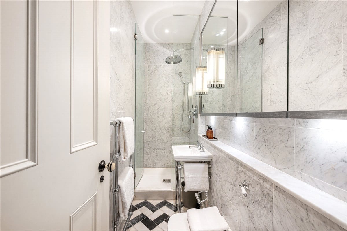 2 bedroom flat, Strand, Covent Garden WC2R - Available