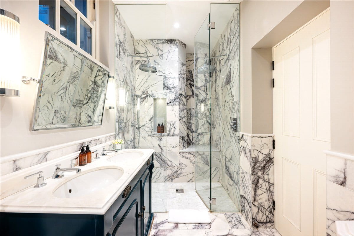 2 bedroom flat, Strand, Covent Garden WC2R - Available