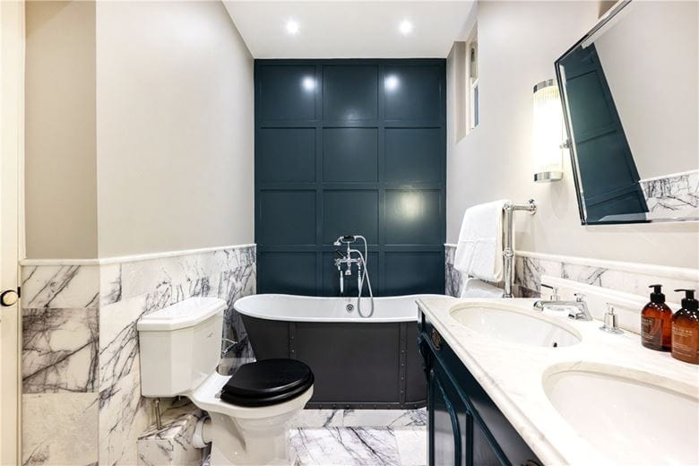 2 bedroom flat, Strand, Covent Garden WC2R - Available