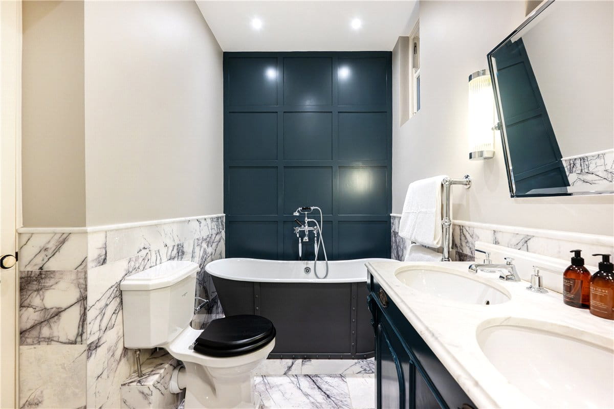 2 bedroom flat, Strand, Covent Garden WC2R - Available