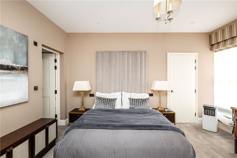 2 bedroom flat, Strand, Covent Garden WC2R - Available