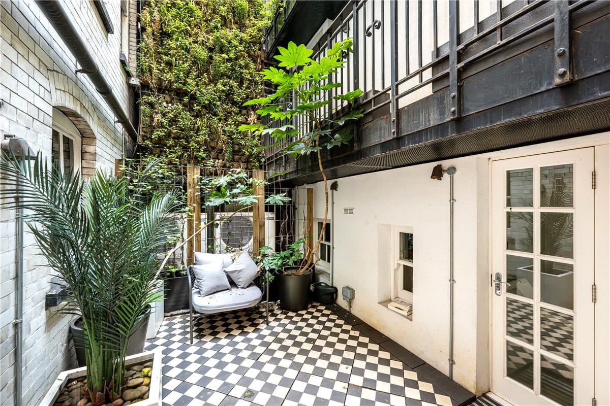 2 bedroom flat, Strand, Covent Garden WC2R - Available