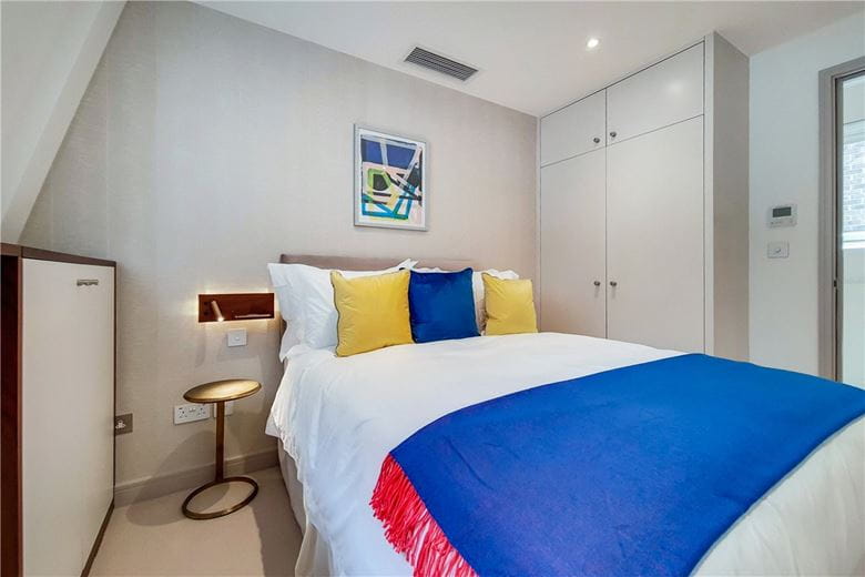 2 bedroom flat, Hertford Street, Mayfair W1J - Available