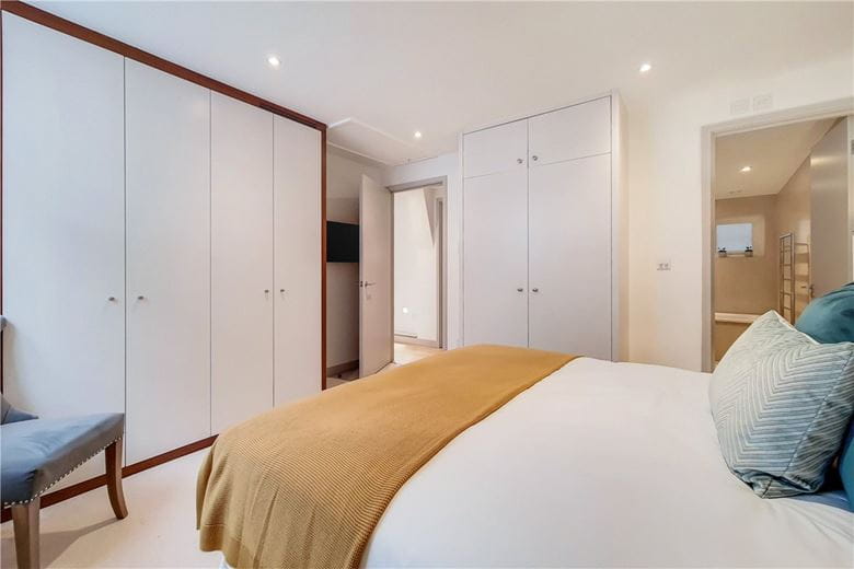 2 bedroom flat, Hertford Street, Mayfair W1J - Available