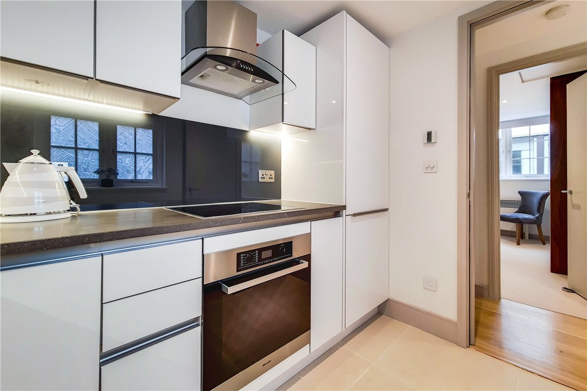 2 bedroom flat, Hertford Street, Mayfair W1J - Available
