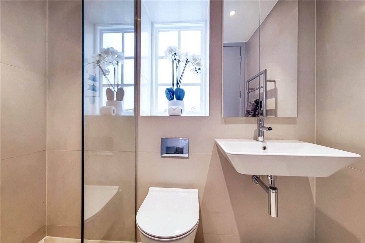 2 bedroom flat, Hertford Street, Mayfair W1J - Available