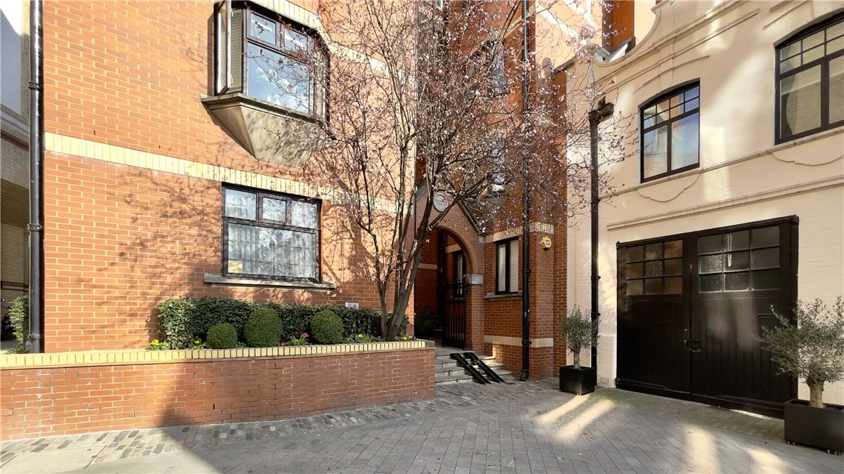 2 bedroom flat, Bourdon Street, Mayfair W1K - Available