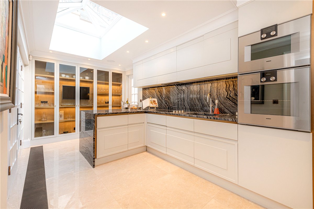 4 bedroom flat, Upper Brook Street, Mayfair W1K
