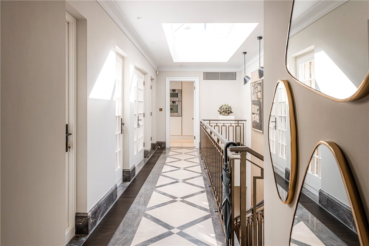 4 bedroom flat, Upper Brook Street, Mayfair W1K